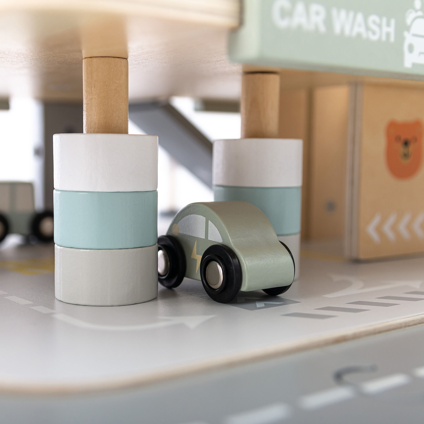 Dreistöckige Holzgarage für Kinder mit Zubehör – Parkplatz, Tankstelle, Autowaschanlage, Hubschrauber