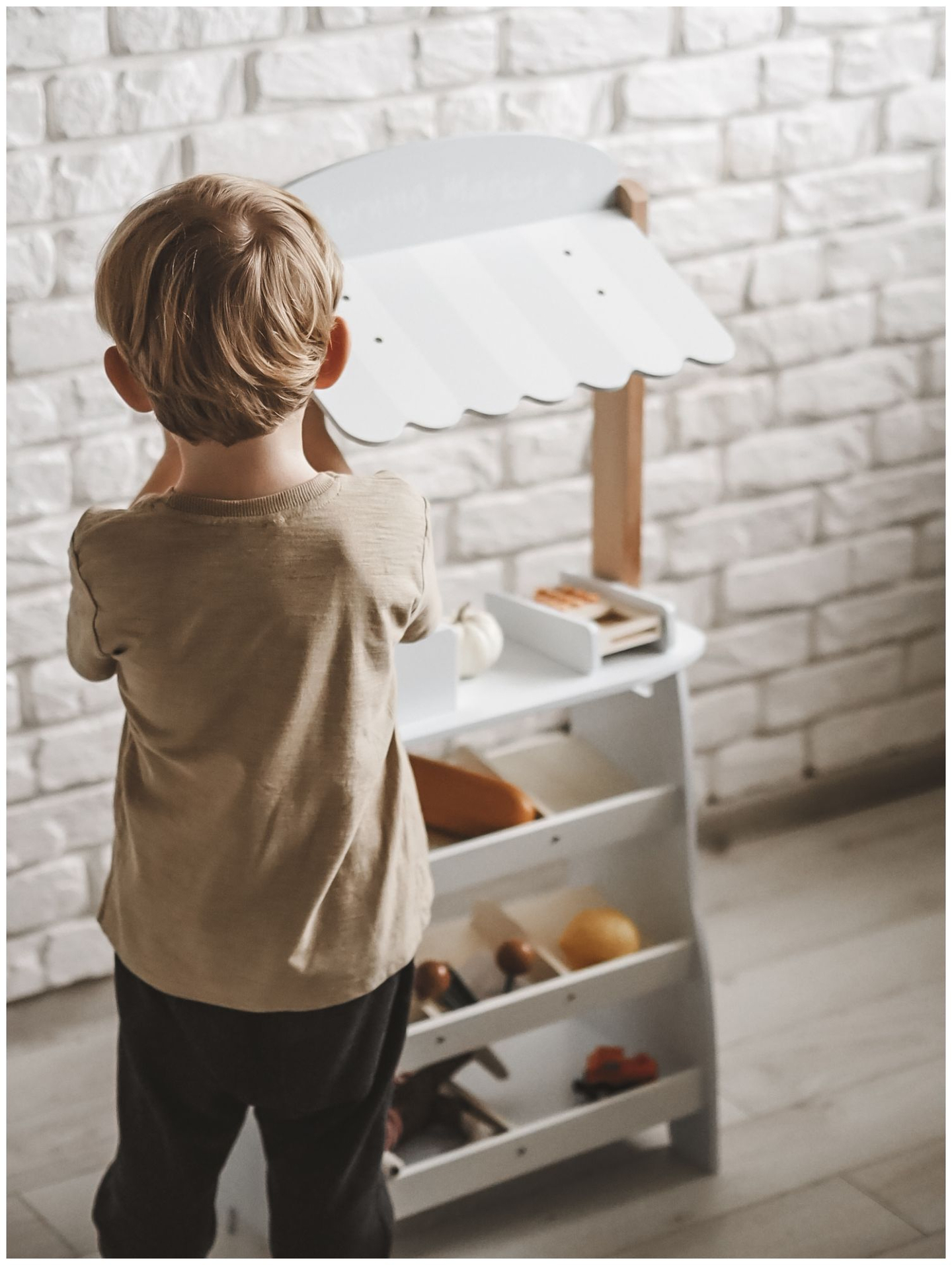 Gemüsestand - Holzstand mit Kisten, Kasse und Terminal