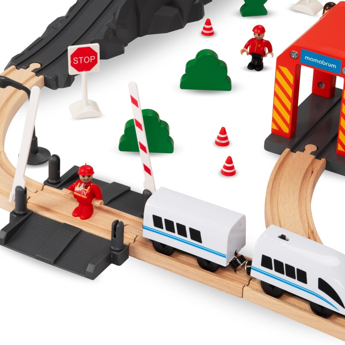 Holzeisenbahn, batteriebetriebener Zug – Feuerwehr, Gleise, Autos, Brücken, Schranke