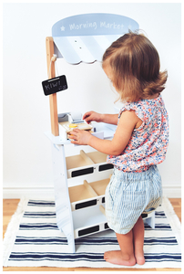 Gemüsestand - Holzstand mit Kisten, Kasse und Terminal