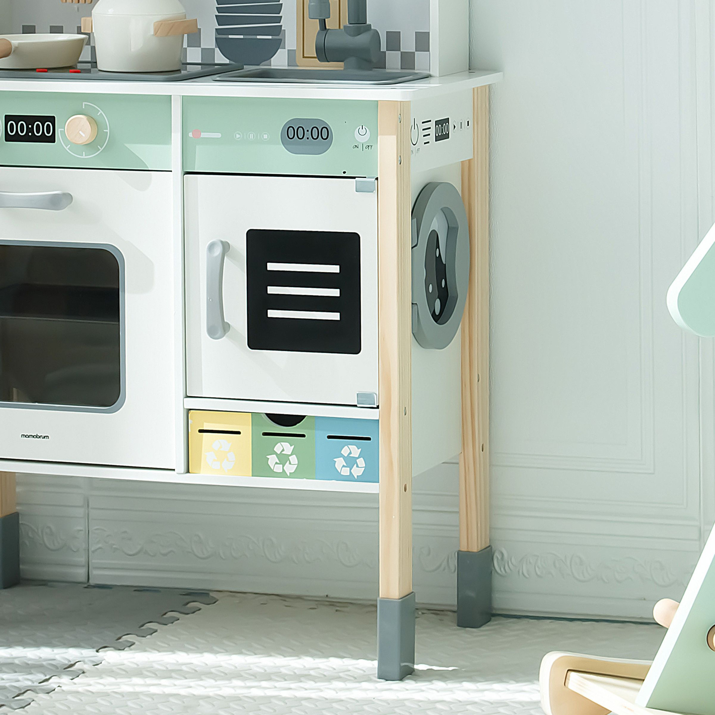 Interaktive Küche mit Waschmaschine, Geschirrspüler und Kreidetafel