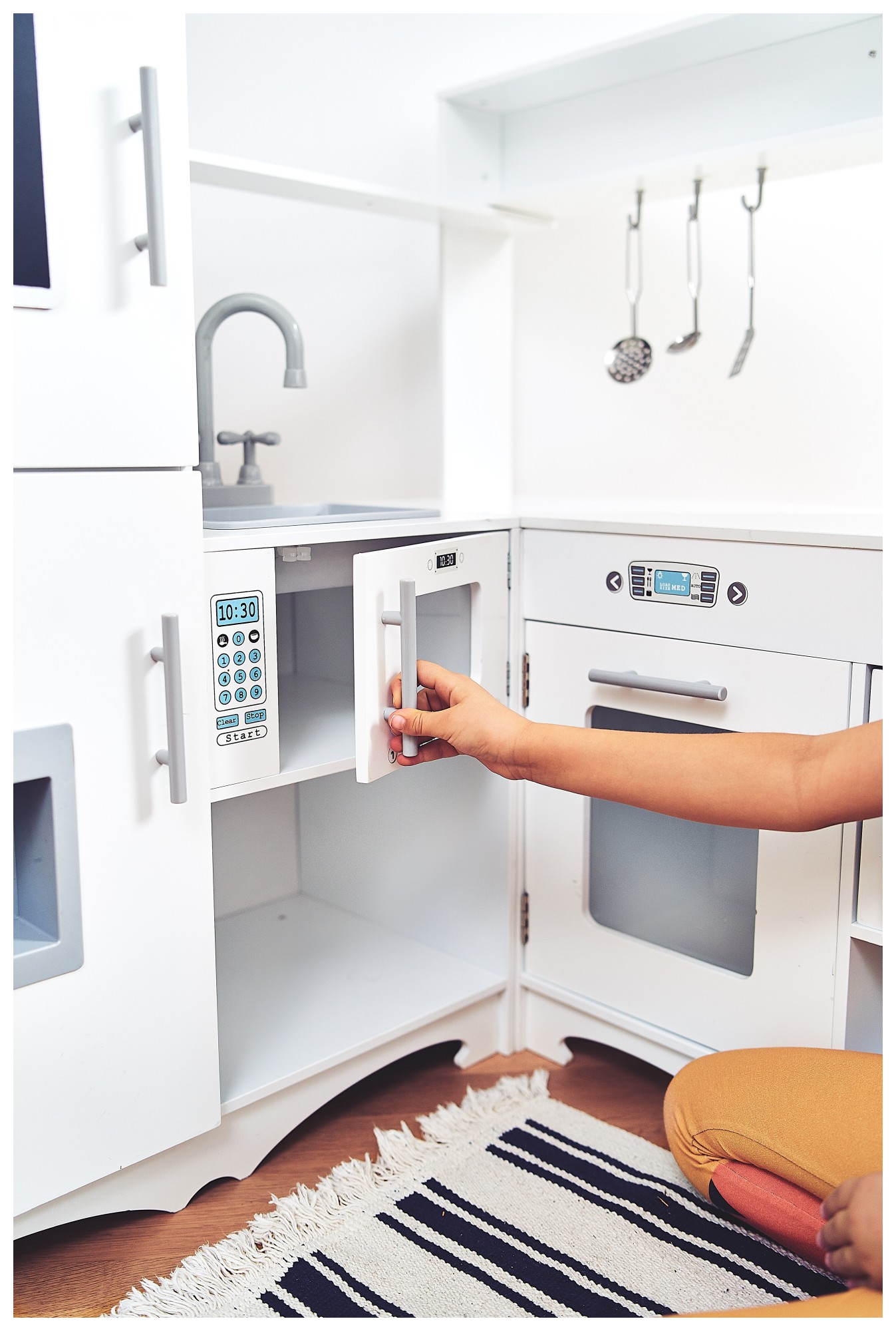 XXXL Holz-Eckküche mit Kühlschrank, Backofen, Waschmaschine, Schürze und Zubehör