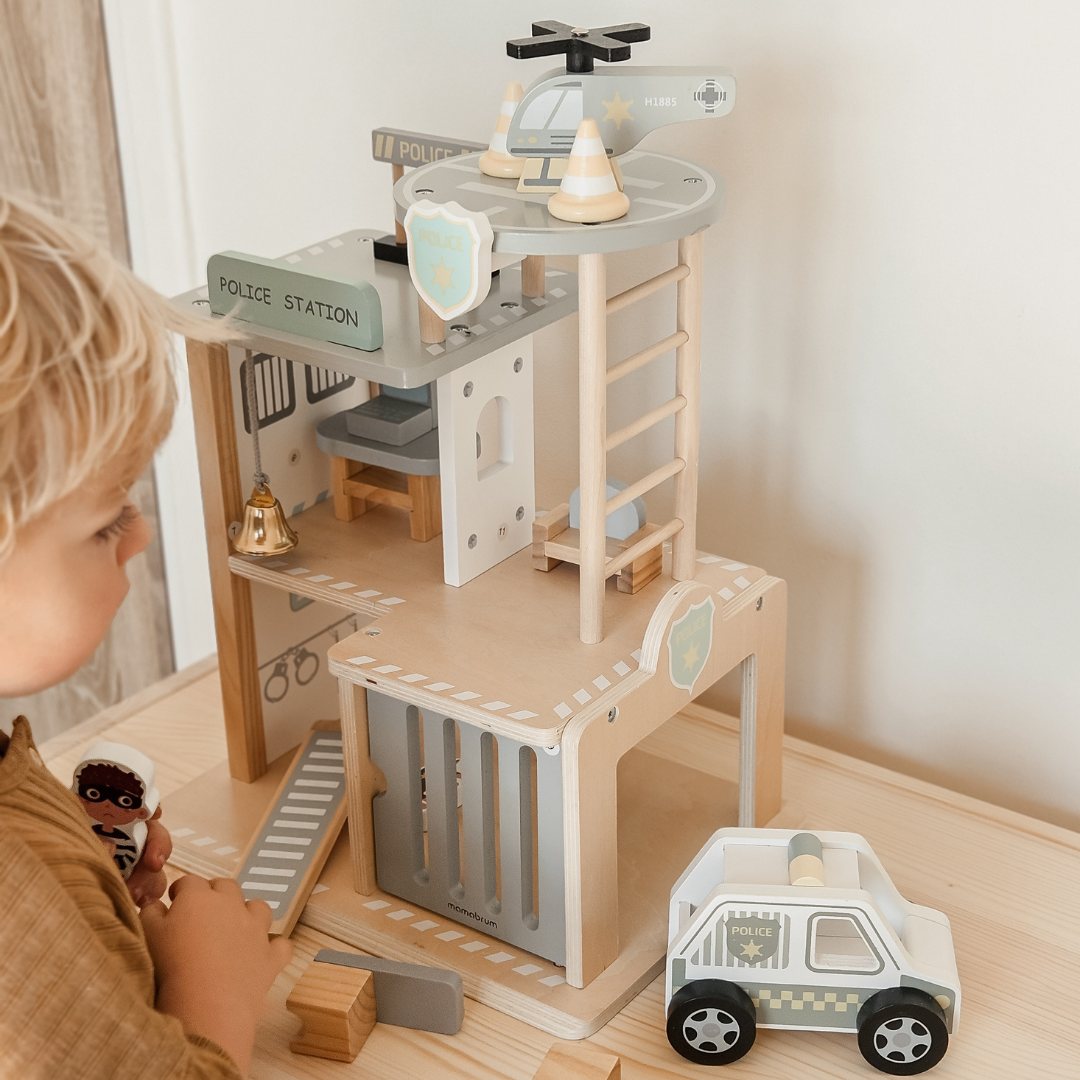 Polizeistation aus Holz mit Zubehör