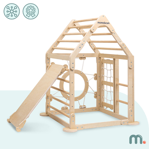 Indoor-Spielplatz aus Holz für Kinder – ein Haus mit Leitern und Rutsche