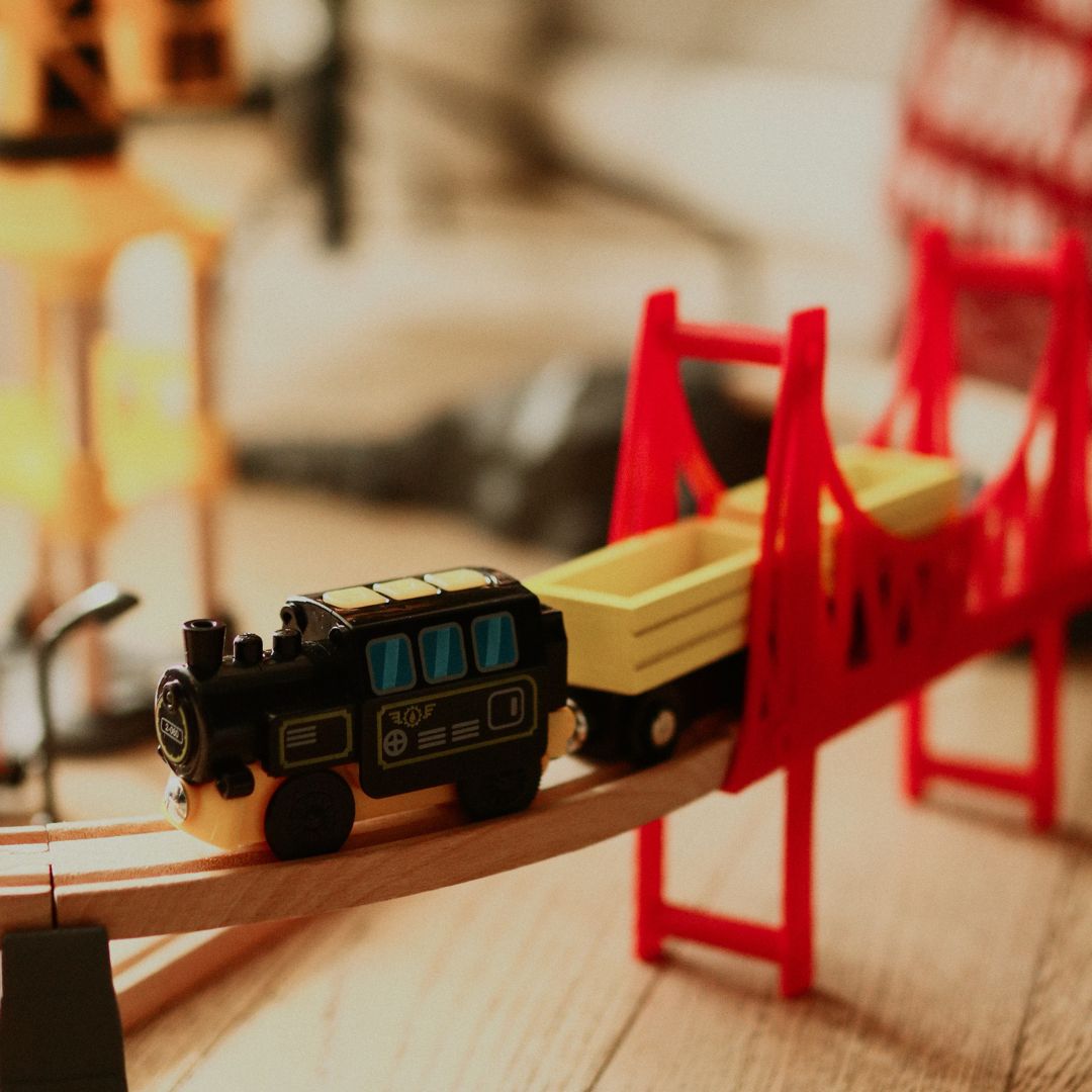 Holzeisenbahn, batteriebetriebener Zug – Stadt: Gleise, Autos, Brücke, Flughafen