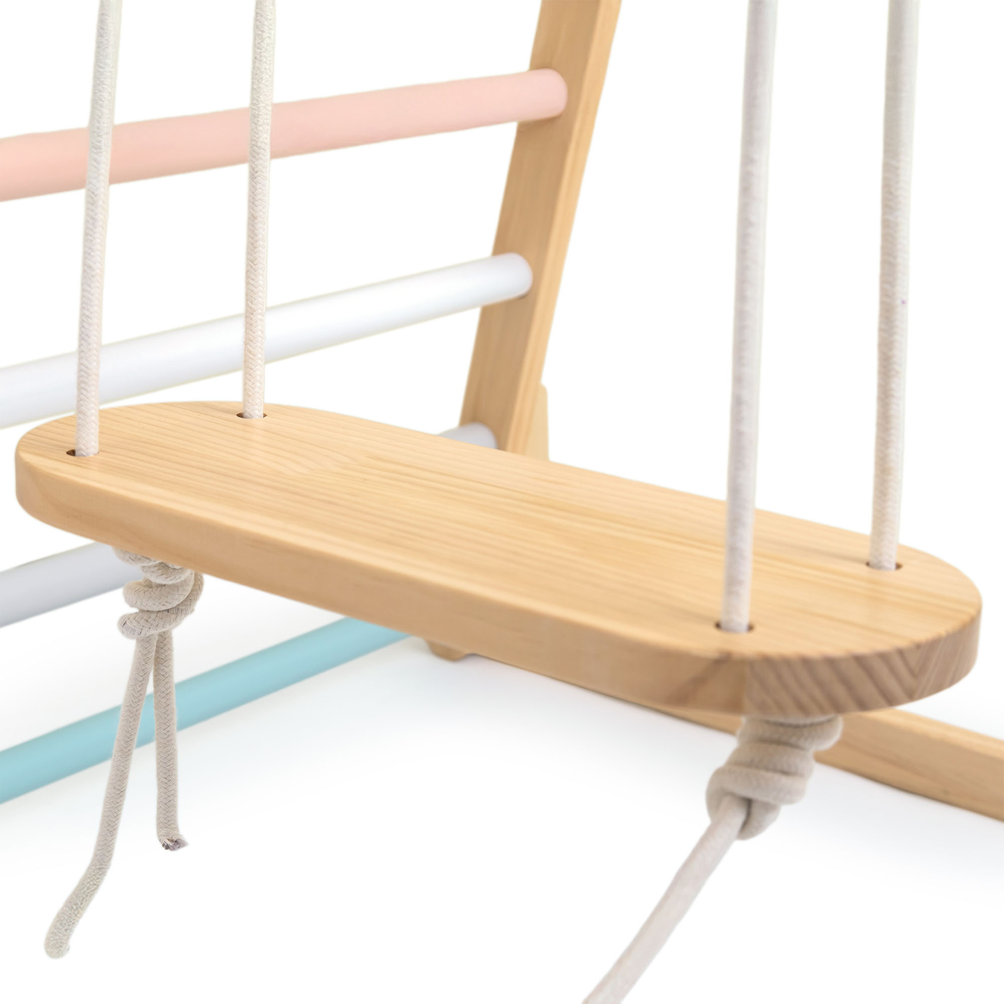 Indoor-Spielplatz aus Holz mit Schaukel, Turnringen und Kletternetz