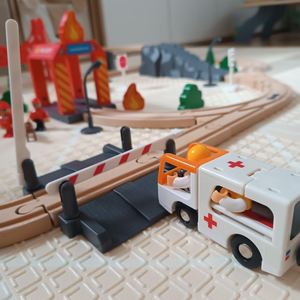 Holzeisenbahn, batteriebetriebener Zug – Feuerwehr, Gleise, Autos, Brücken, Schranke