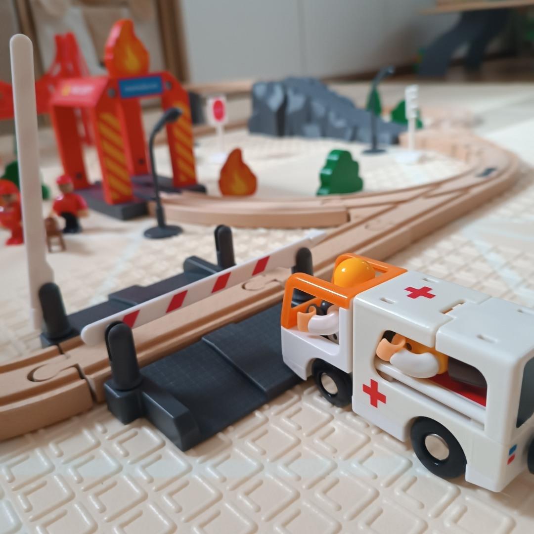 Holzeisenbahn, batteriebetriebener Zug – Feuerwehr, Gleise, Autos, Brücken, Schranke