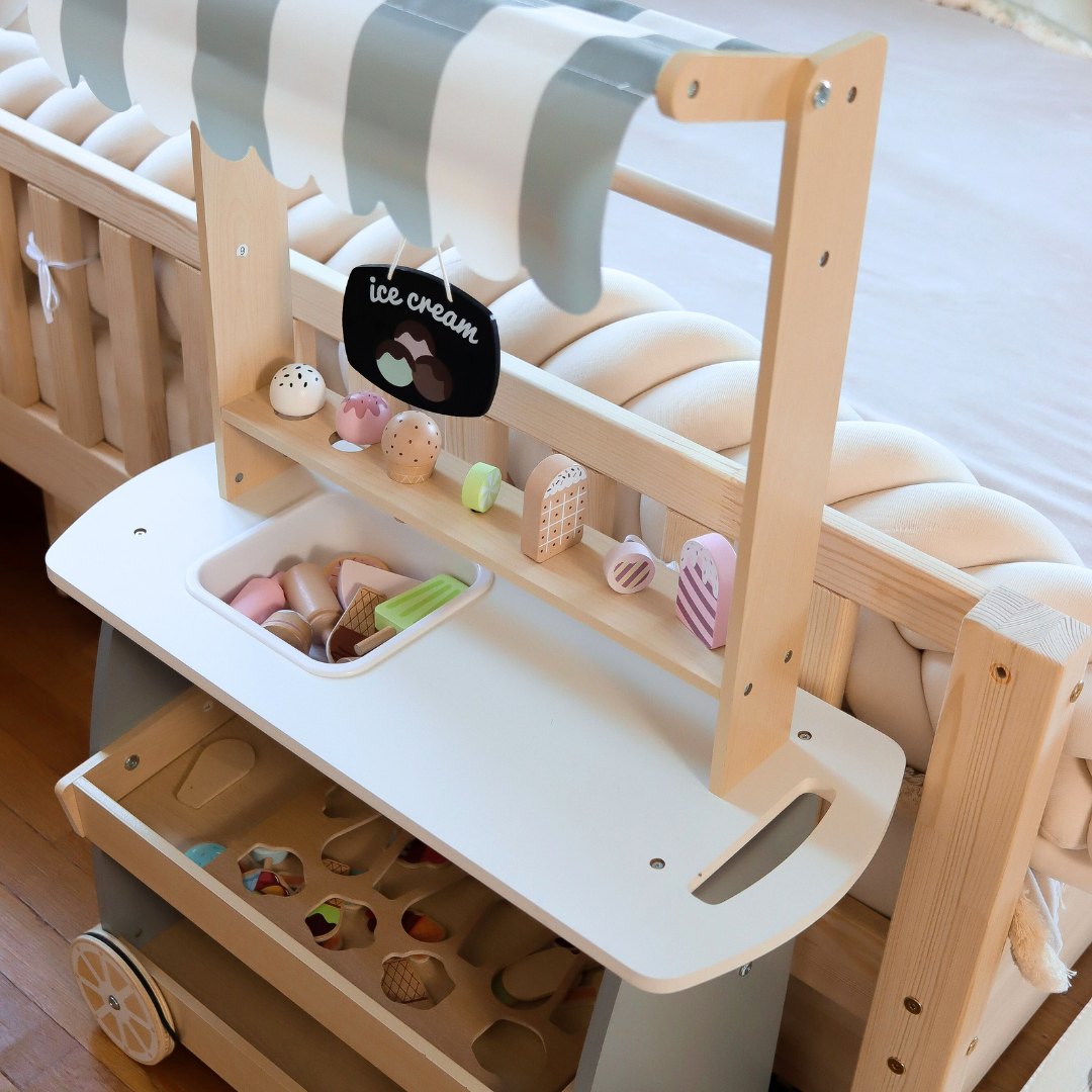 Hölzerne Eisdiele auf Rädern - Eiscreme-Wagen