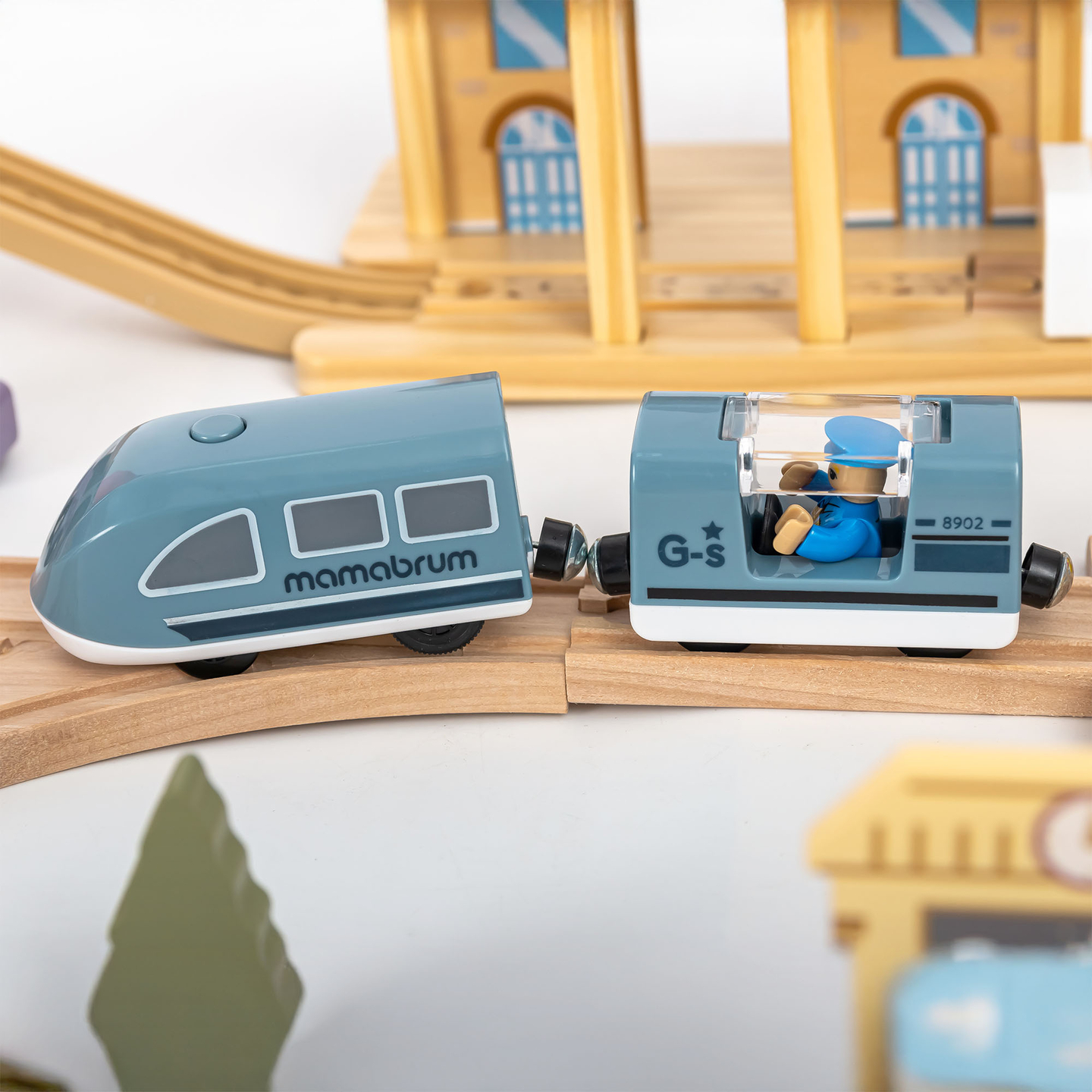 Hölzerne Stadteisenbahn mit elektrischer Lokomotive – beweglicher Kran, Schiff, Brücken