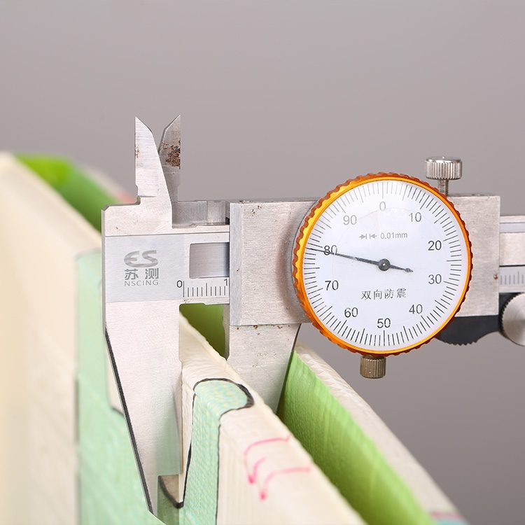 Beidseitige Schaummatte XXL – faltbar 1 CM (Wald mit einem Bären und Pferde)