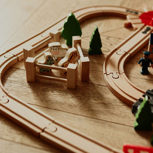 Holzeisenbahn, batteriebetriebener Zug – Stadt: Gleise, Autos, Brücke, Flughafen