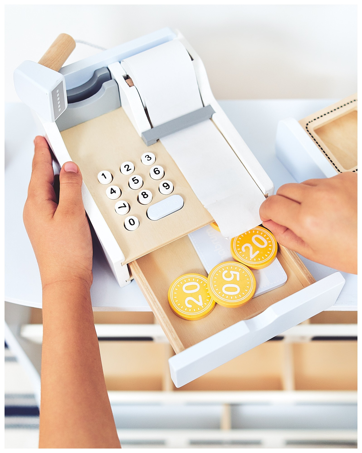 Gemüsestand - Holzstand mit Kisten, Kasse und Terminal