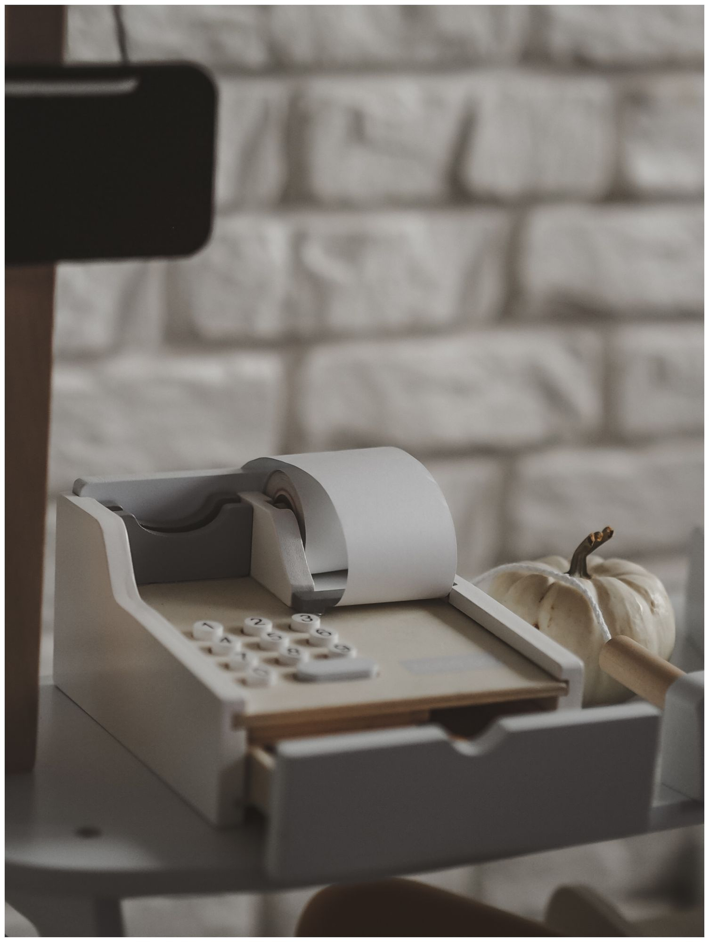 Gemüsestand - Holzstand mit Kisten, Kasse und Terminal