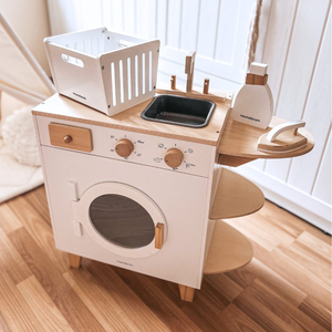 Waschmaschine aus Holz mit Bügeleisen, Korb und Waschmittel