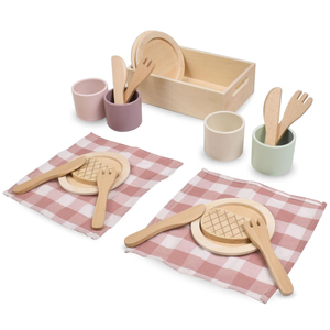 Holzgeschirrset für Kinder mit roten Tischsets