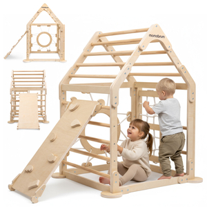 Indoor-Spielplatz aus Holz für Kinder – ein Haus mit Leitern und Rutsche