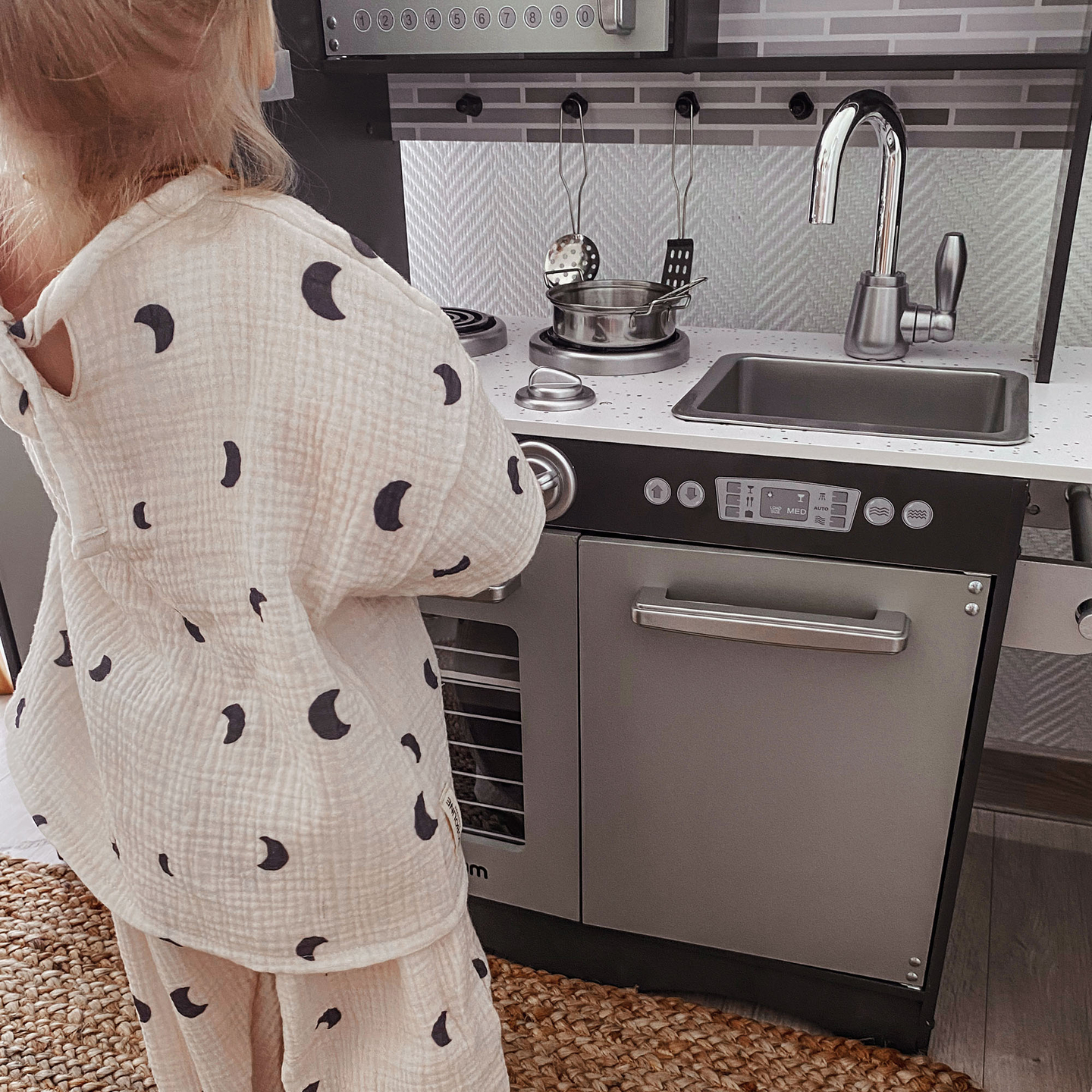 XXL-Holzküche mit LED-Beleuchtung, Schürze und Zubehör