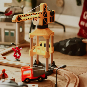 Holzeisenbahn, batteriebetriebener Zug – Stadt: Gleise, Autos, Brücke, Flughafen