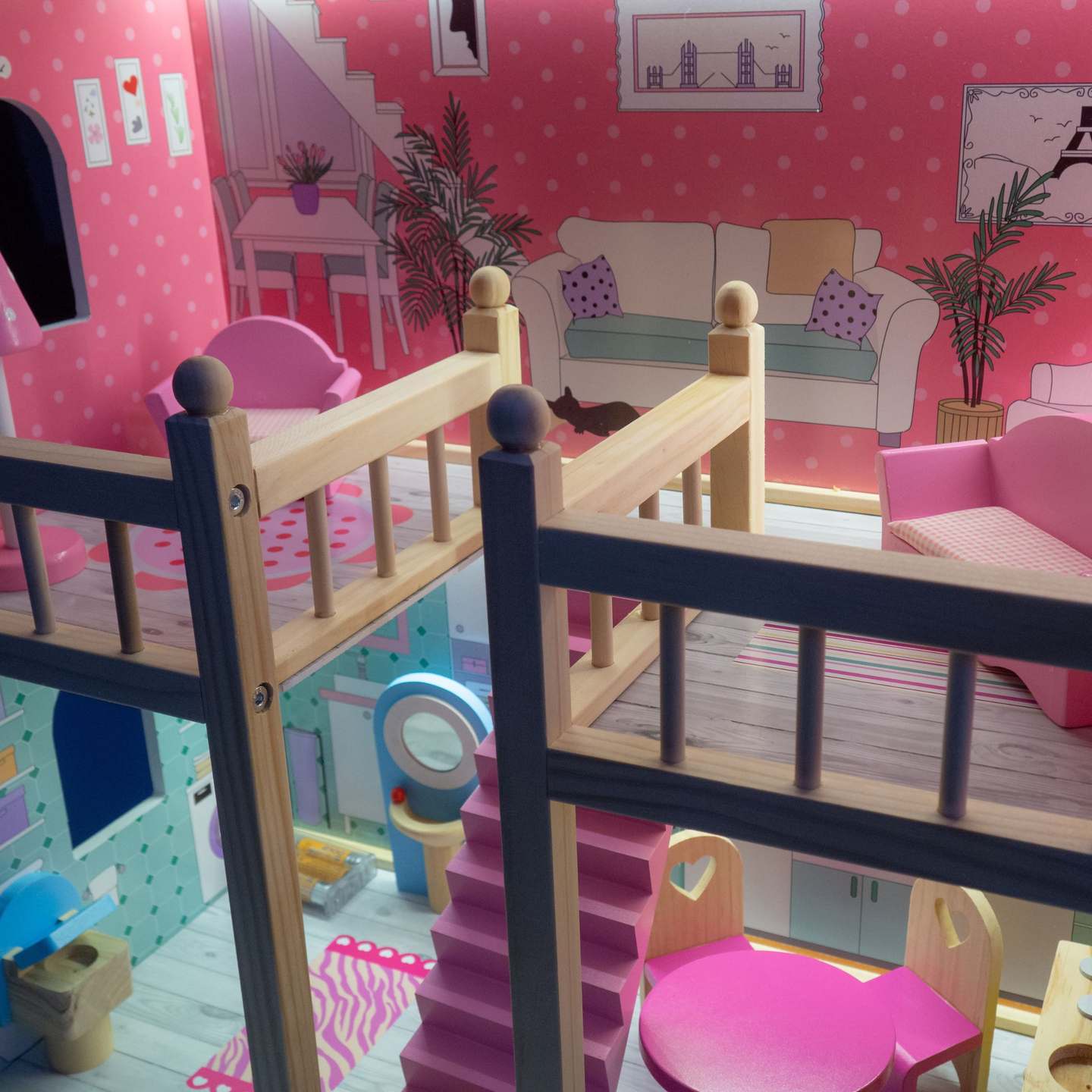 Großes 3-stöckiges Holzpuppenhaus mit Terrasse, Möbelset und LED-Beleuchtung!