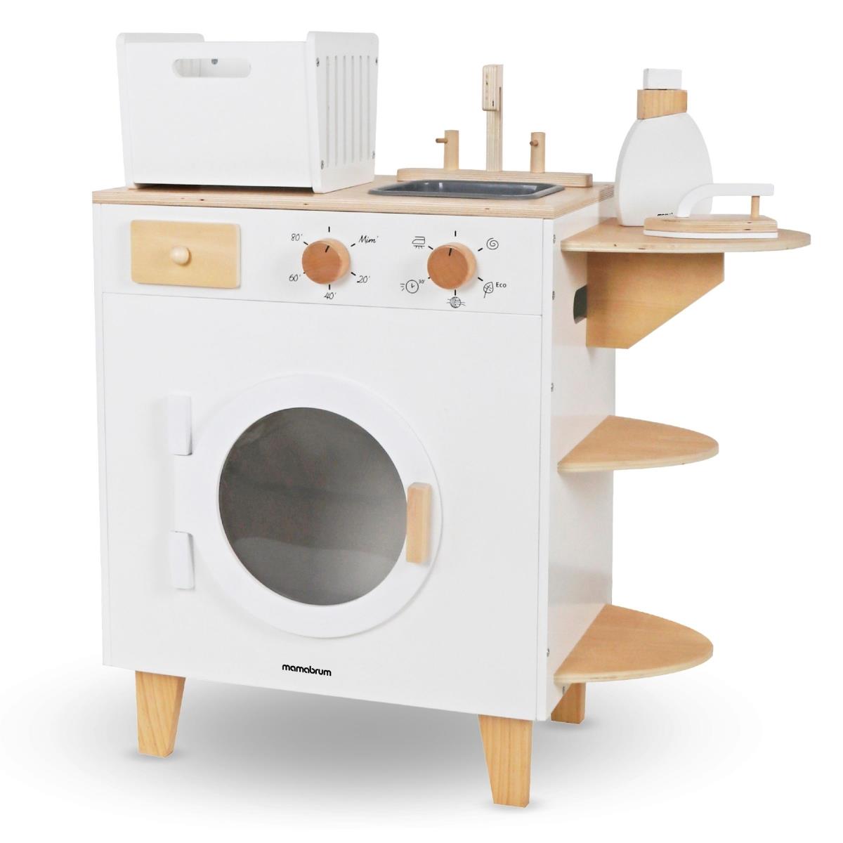 Waschmaschine aus Holz mit Bügeleisen, Korb und Waschmittel