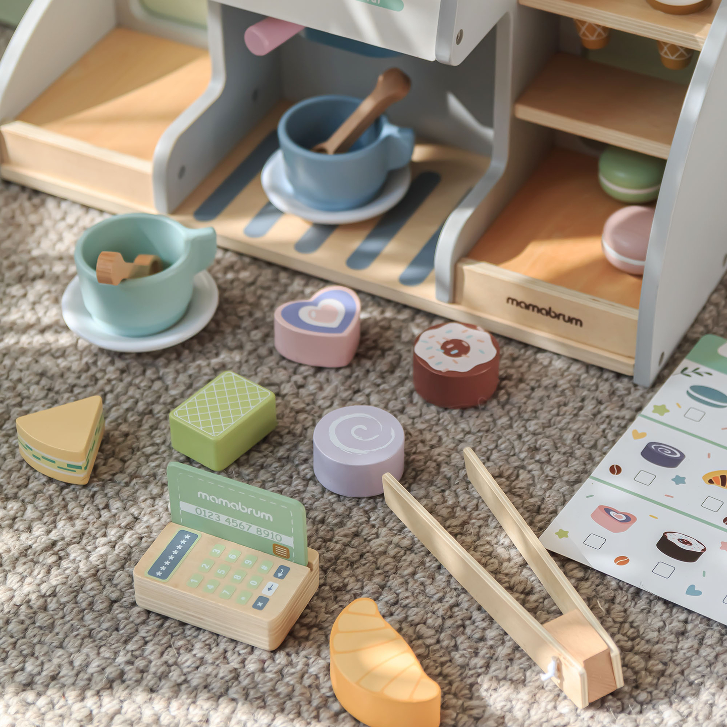 Ein großes Holzcafé und eine Eisdiele mit Magnettafel, Kaffeemaschine und Eis- und Dessertset - über 70 Teile!