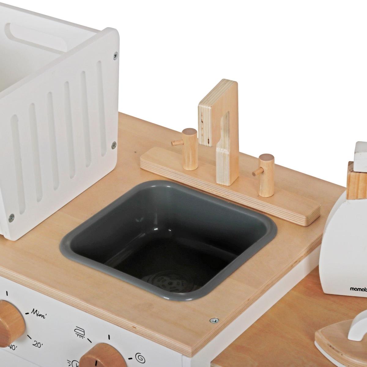 Waschmaschine aus Holz mit Bügeleisen, Korb und Waschmittel