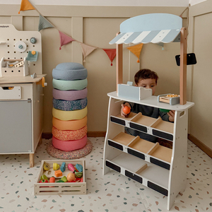 Gemüsestand - Holzstand mit Kisten, Kasse und Terminal 