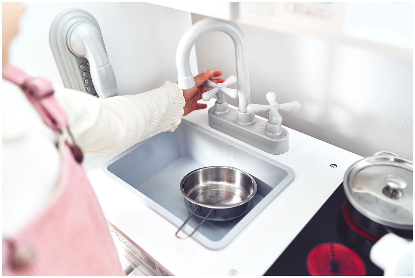 Großes weiße Küche aus Holz mit Zubehör und Schürze