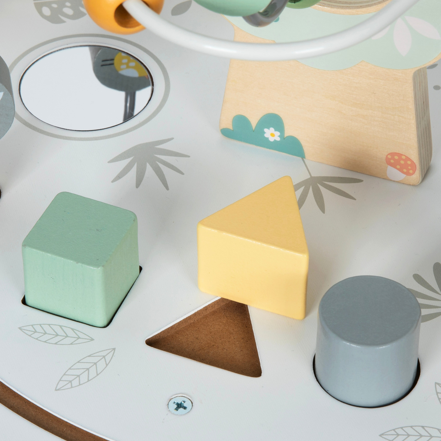 Runder Lerntisch aus Holz mit Magneteisenbahn und Perlenwerfer