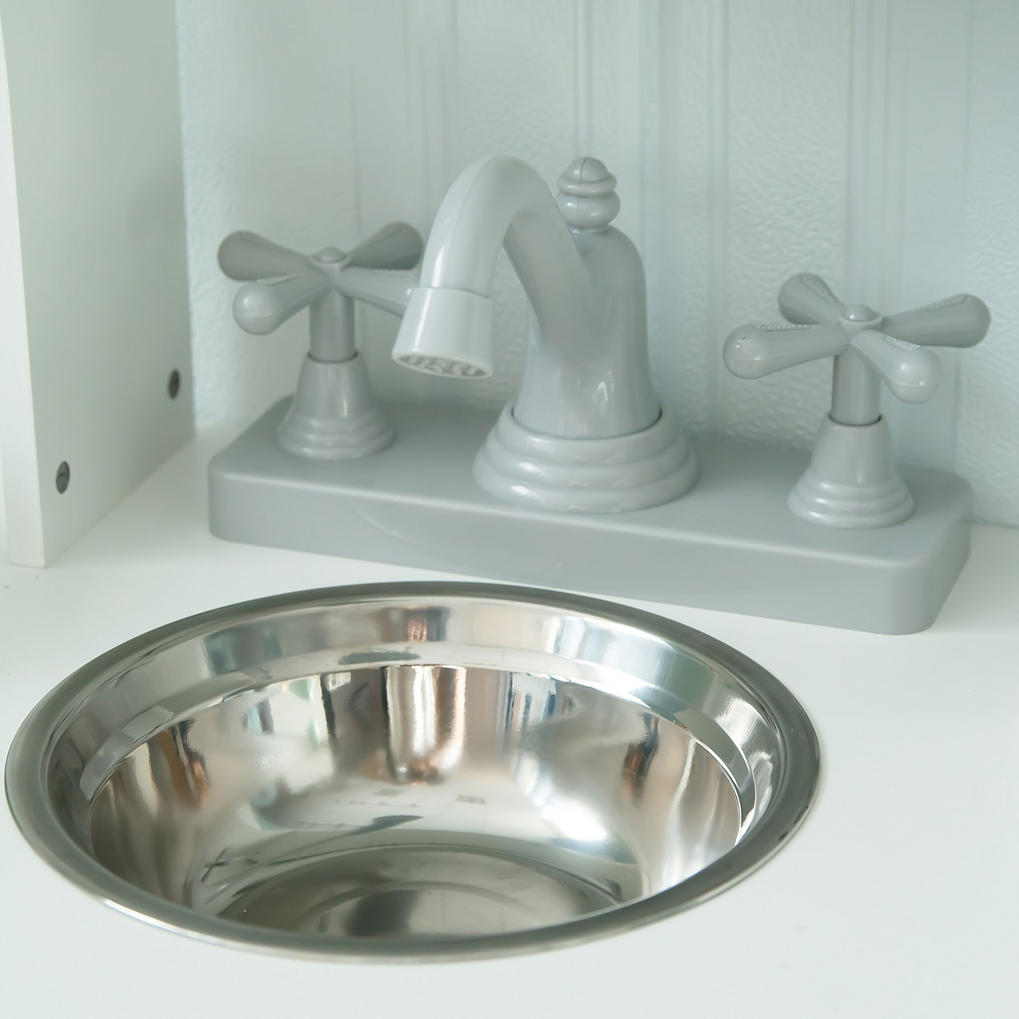 Kinderküche aus Holz mit Mikrowelle