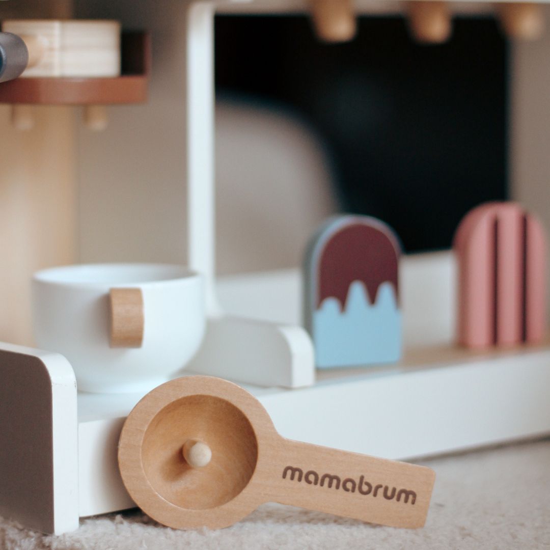 Hölzerne Eisdiele mit Kaffeemaschine - Coffeeshop mit Zubehör