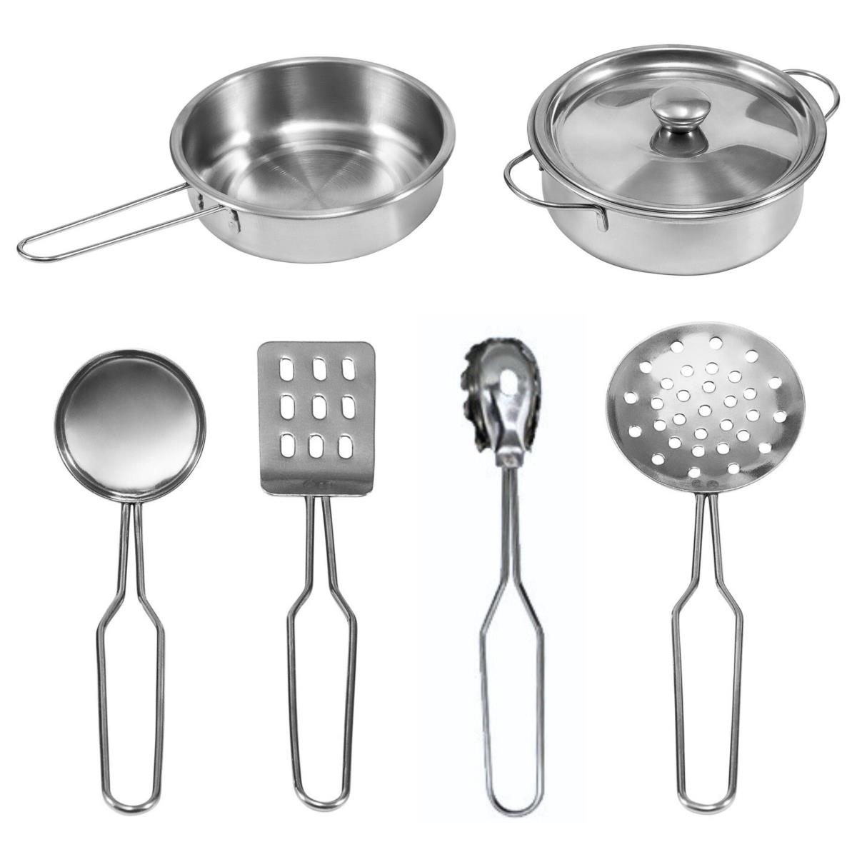 Weiße Holzküche mit Zubehör und Schürze