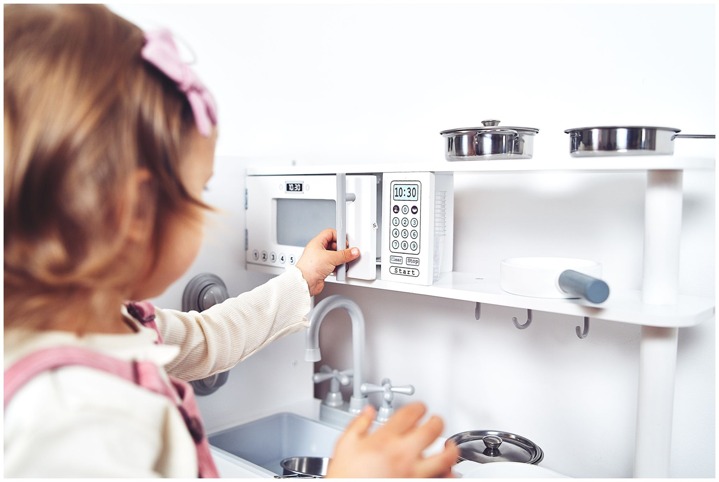 Großes weiße Küche aus Holz mit Zubehör und Schürze