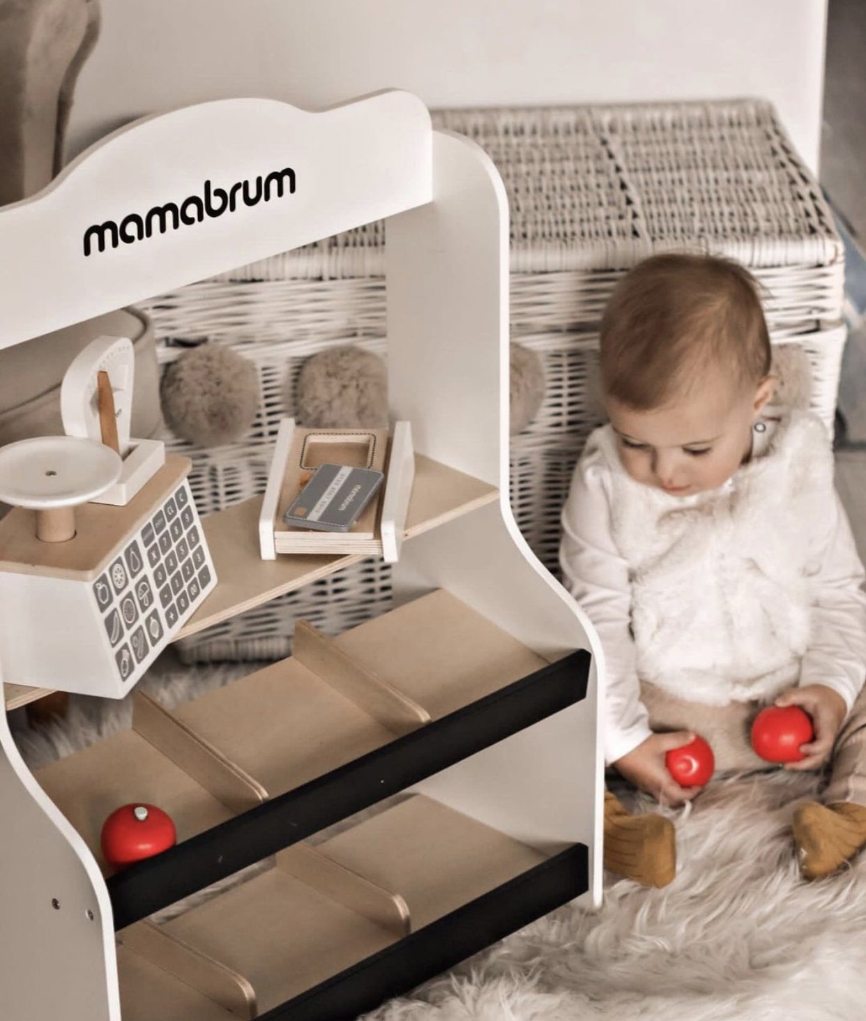 Minimarkt - Laden mit Waage, Terminal, Zahlkarten und Obst