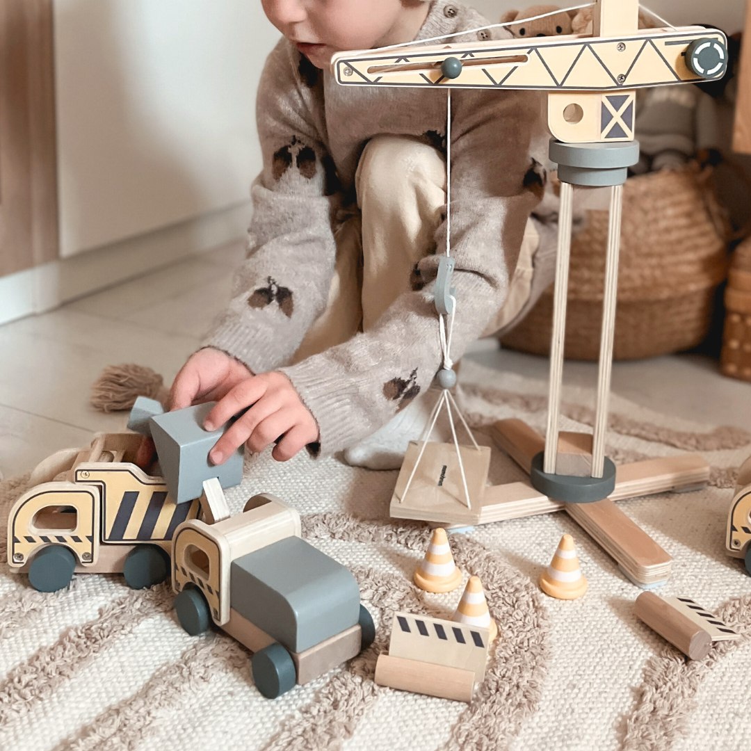 Holzbaustelle mit großem Mobilkran und Fahrzeugen, Turmkran