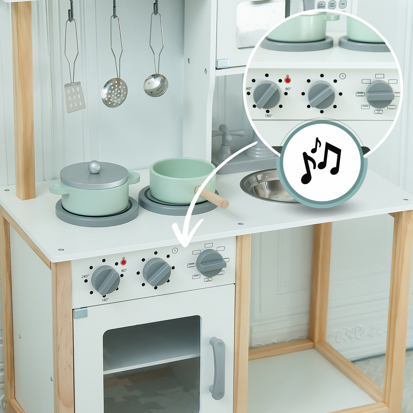 Kinderküche aus Holz mit Mikrowelle