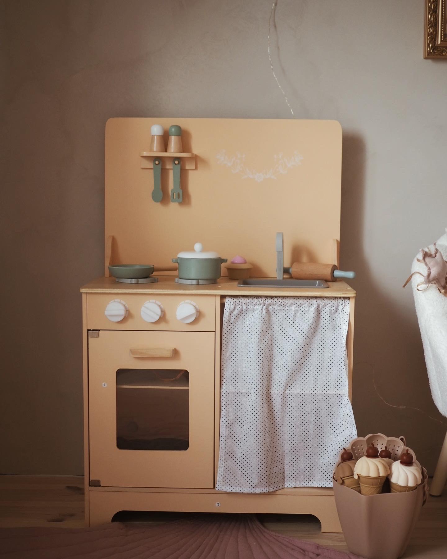 Holzküche mit Schürze, Zubehör und LED-Beleuchtung