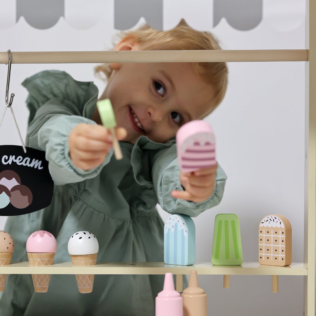 Hölzerne Eisdiele auf Rädern - Eiscreme-Wagen