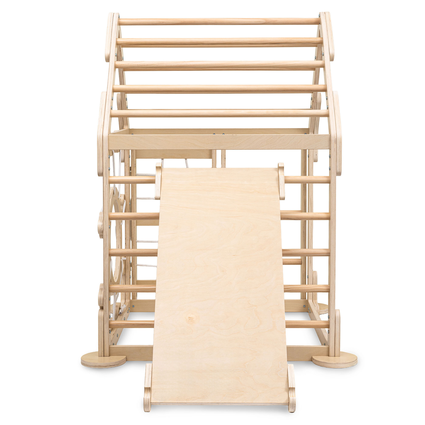 Indoor-Spielplatz aus Holz für Kinder – ein Haus mit Leitern und Rutsche