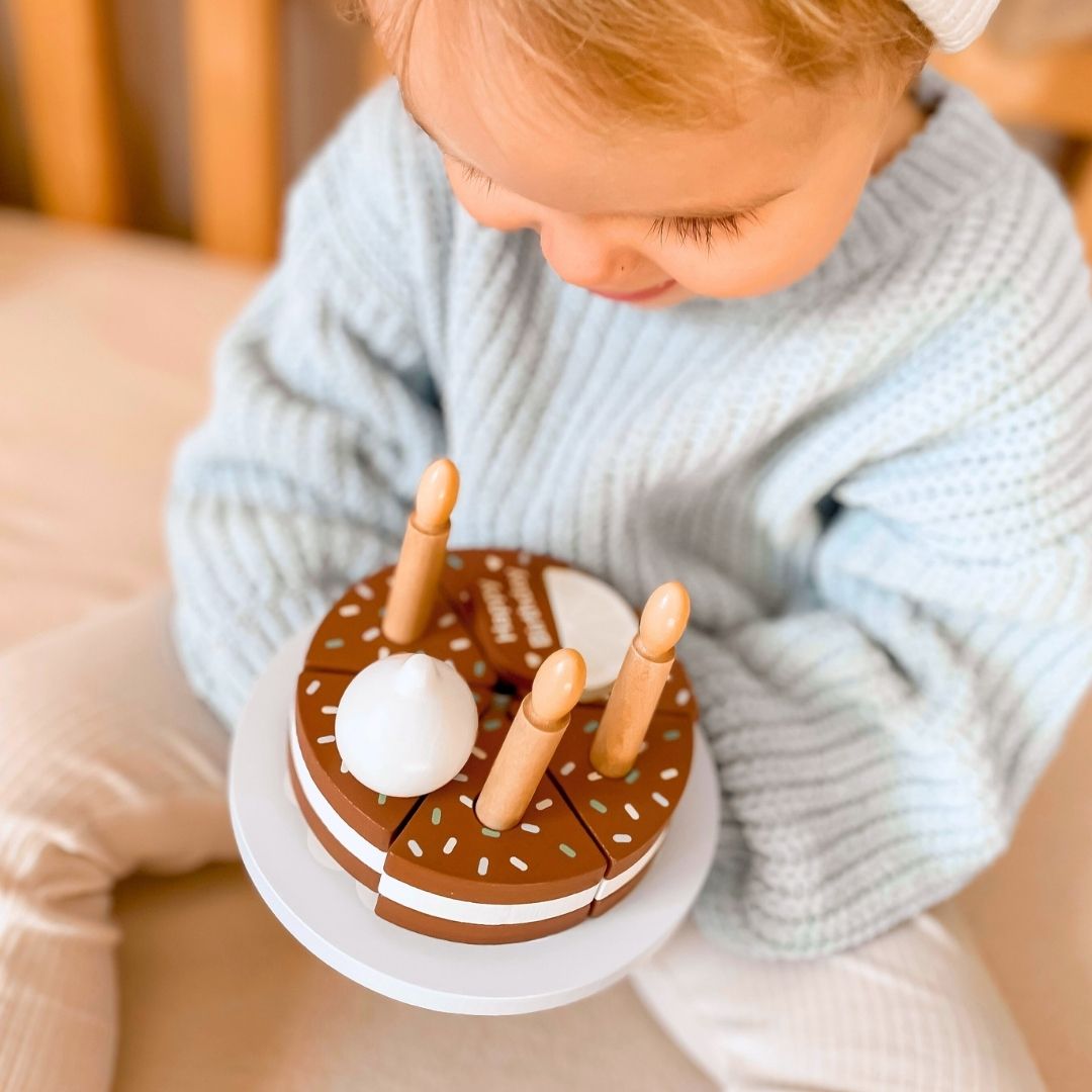 Hölzerne Geburtstagstorte zum Anschneiden