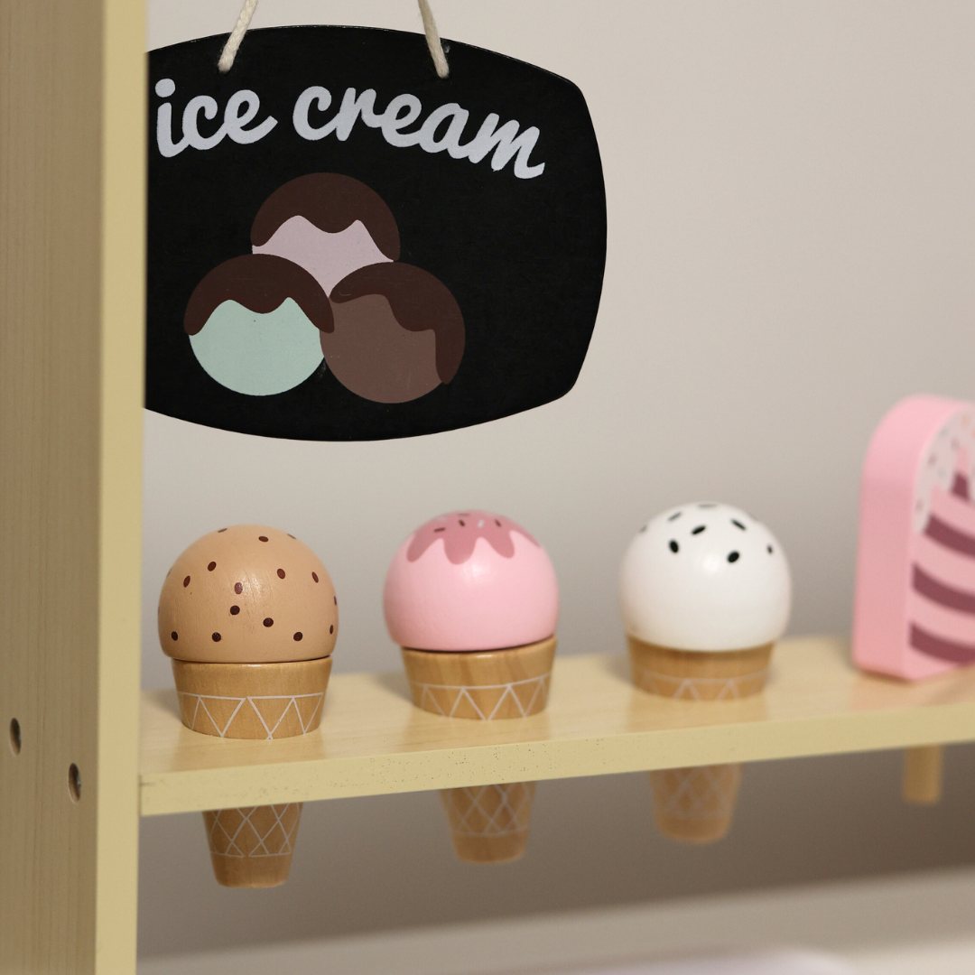 Hölzerne Eisdiele auf Rädern - Eiscreme-Wagen