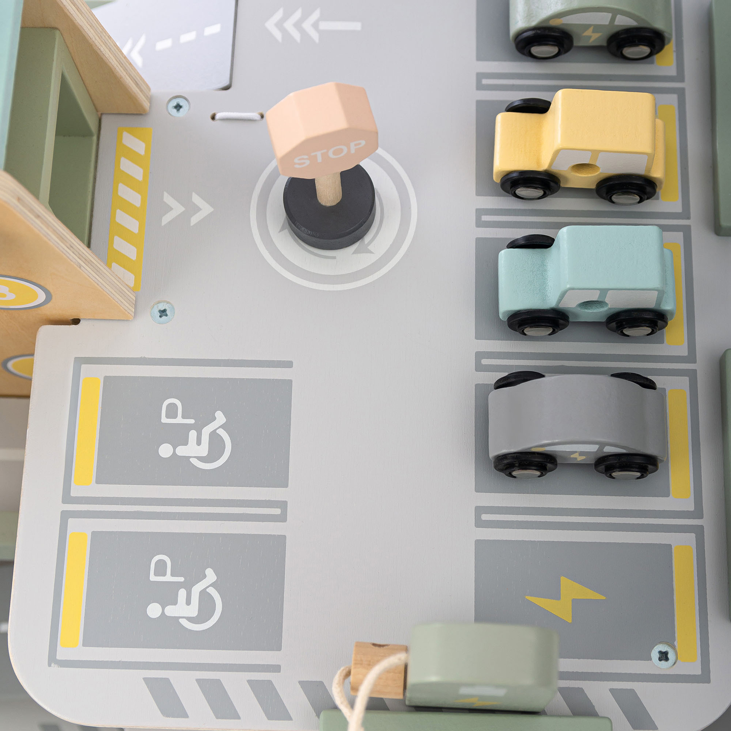 Dreistöckige Holzgarage für Kinder mit Zubehör – Parkplatz, Tankstelle, Autowaschanlage, Hubschrauber