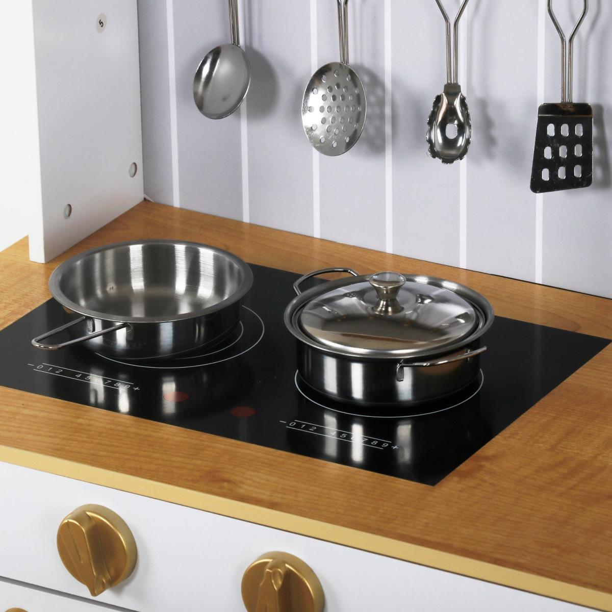 Weiße Holzküche mit Zubehör und Schürze