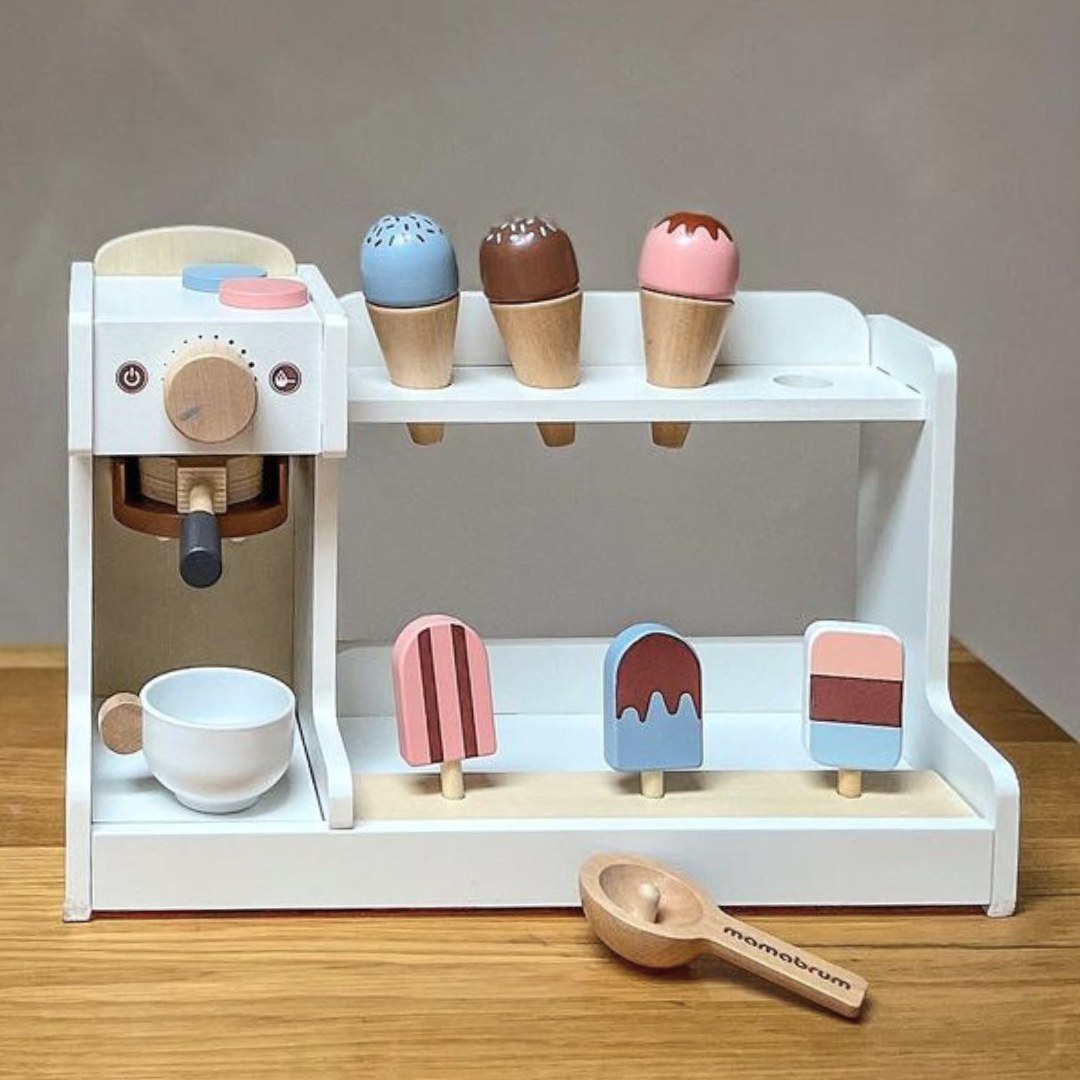 Hölzerne Eisdiele mit Kaffeemaschine - Coffeeshop mit Zubehör