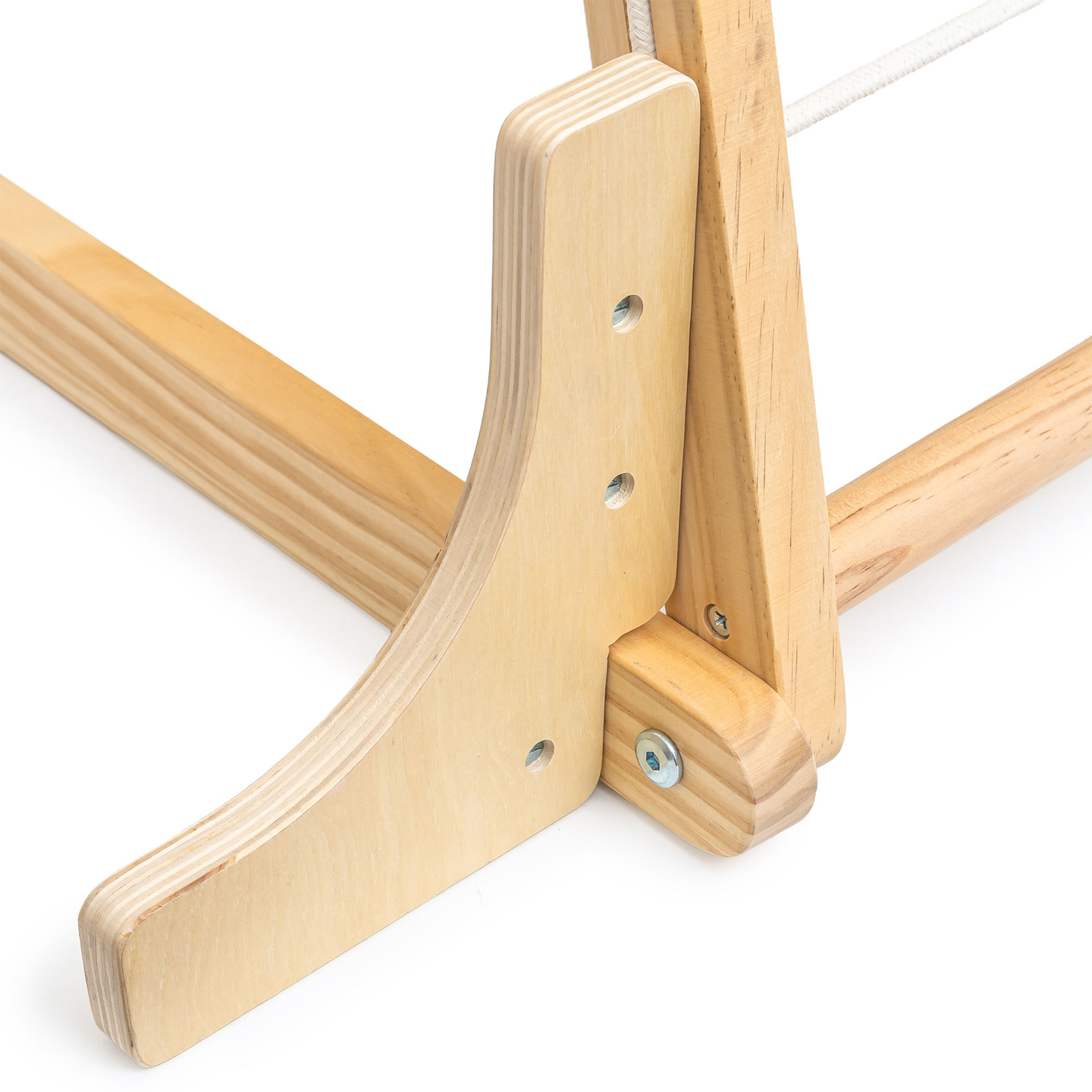 Indoor-Spielplatz aus Holz mit Schaukel, Turnringen und Kletternetz