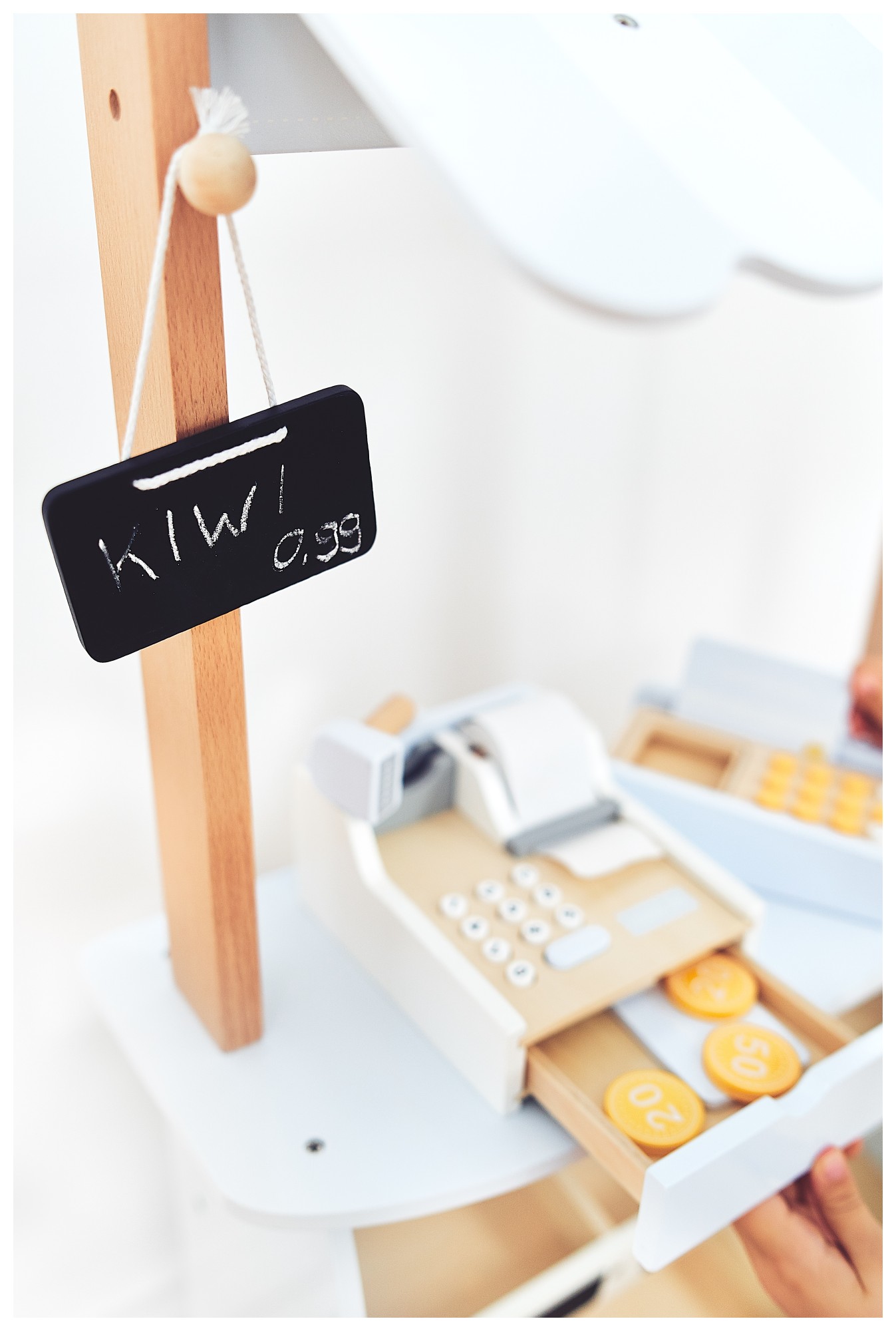 Gemüsestand - Holzstand mit Kisten, Kasse und Terminal