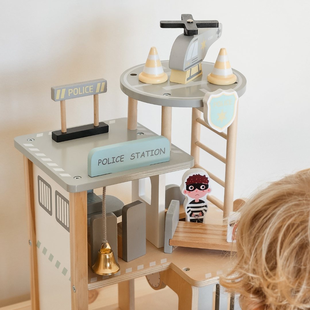 Polizeistation aus Holz mit Zubehör