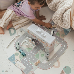 Magnetischer Koffer mit Rennstrecke, Holzfahrzeugen und Straßenzubehör