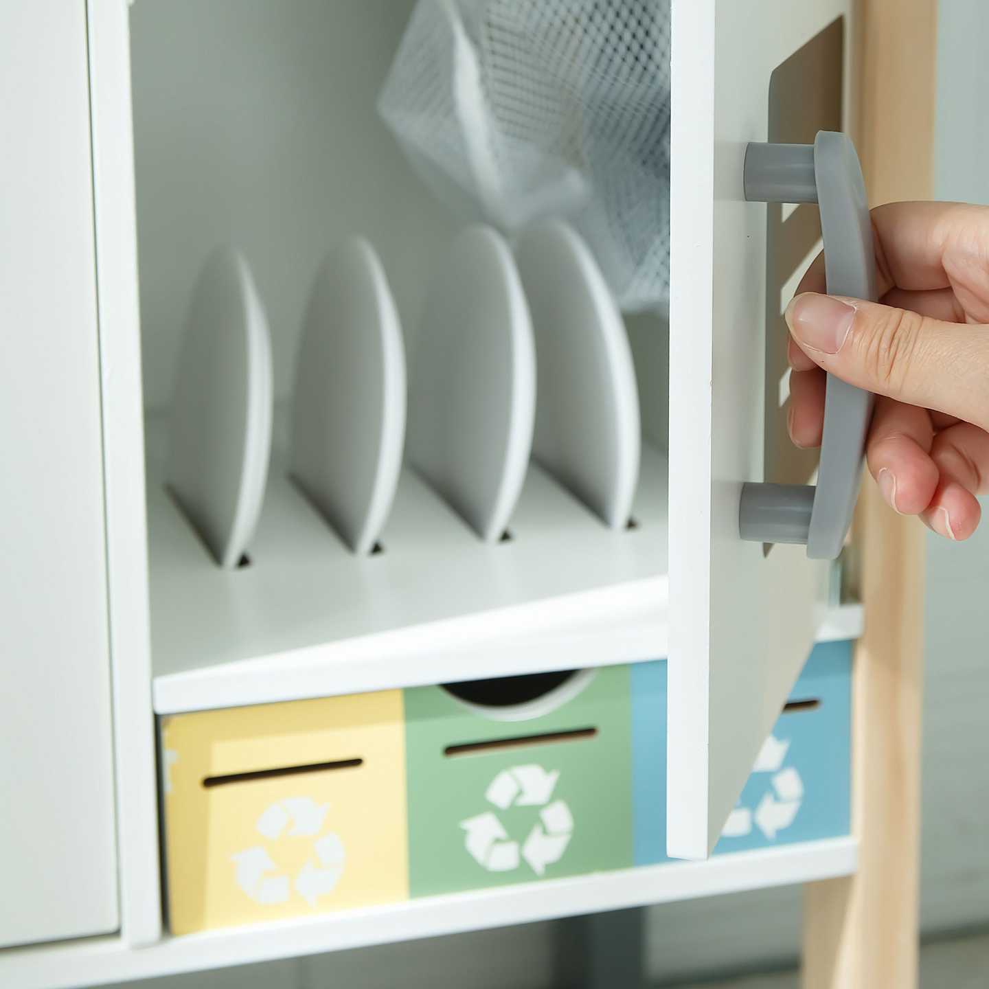 Interaktive Küche mit Waschmaschine, Geschirrspüler und Kreidetafel